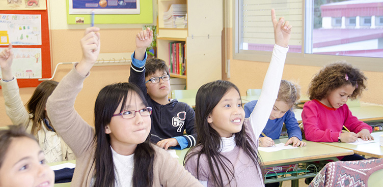 手を上げて質問に答える子供たち